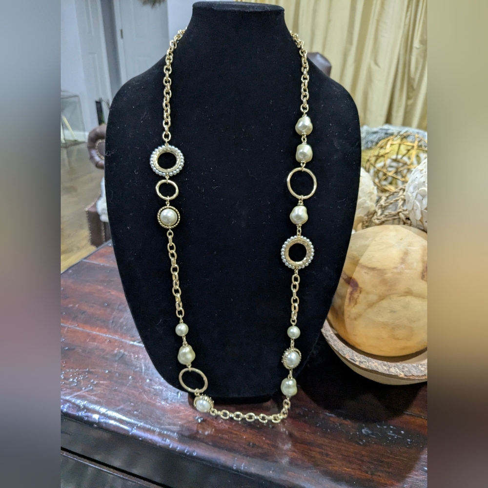 Elegant Gold and Pearl Necklace - Picture 2 of 6